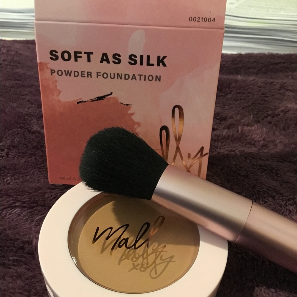 NWT Mally Soft As Silk Powder Foundation & Mally Application Brush